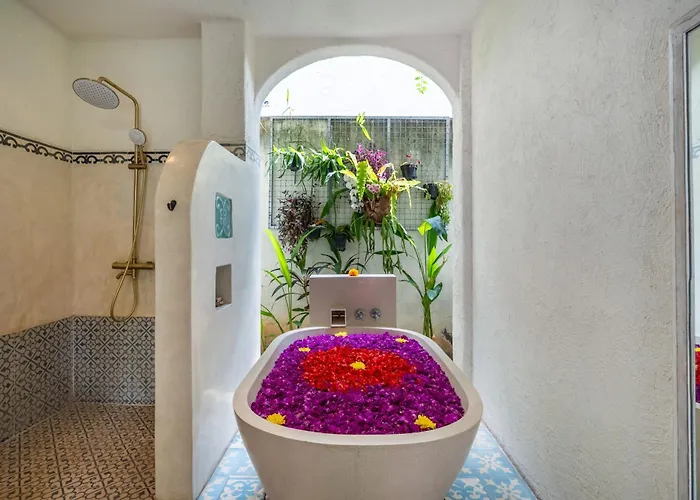 Tyche Luxury 4br Pool Walk To Double Six & Eat Street Villa