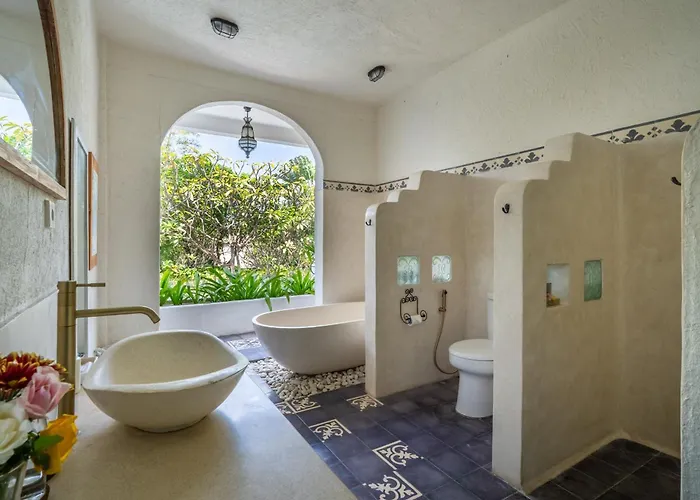 Tyche Luxury 4br Pool Walk To Double Six & Eat Street Seminyak (Bali)