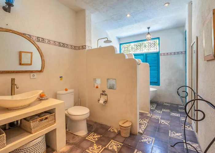 Villa Tyche Luxury 4br Pool Walk To Double Six & Eat Street
