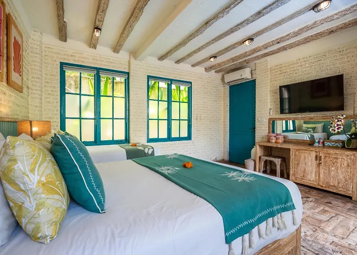 Villa Tyche Luxury 4br Pool Walk To Double Six & Eat Street *
