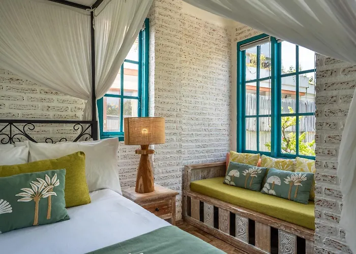Tyche Luxury 4br Pool Walk To Double Six & Eat Street Villa *