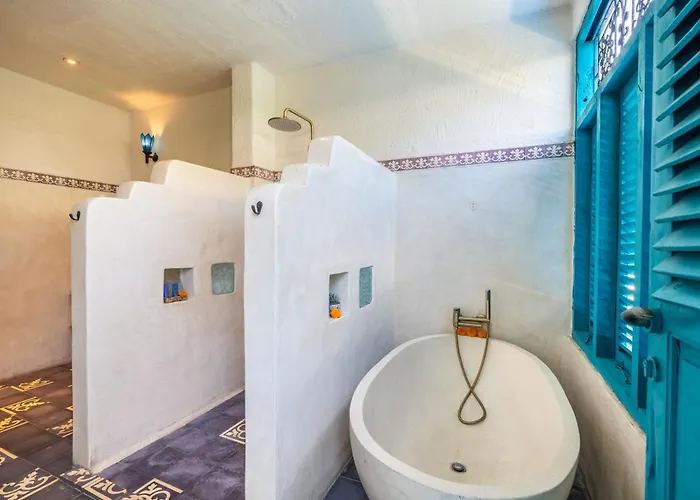 Villa Tyche Luxury 4br Pool Walk To Double Six & Eat Street Seminyak (Bali)
