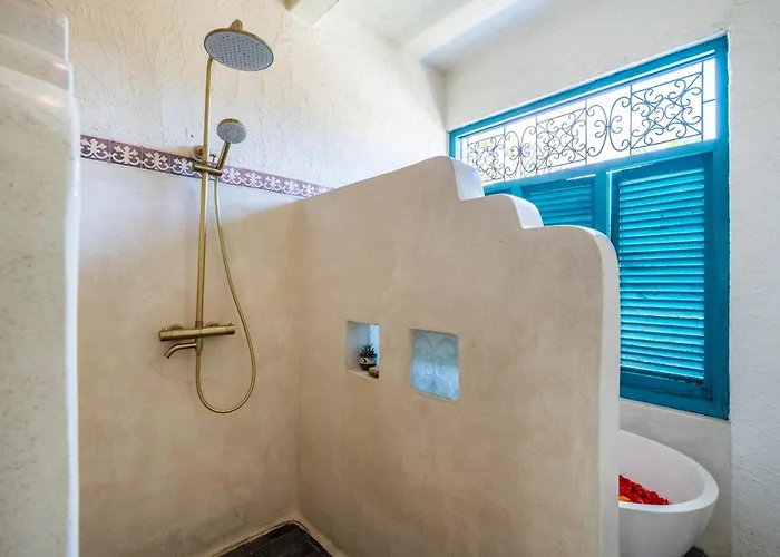 Villa Tyche Luxury 4br Pool Walk To Double Six & Eat Street Seminyak (Bali)